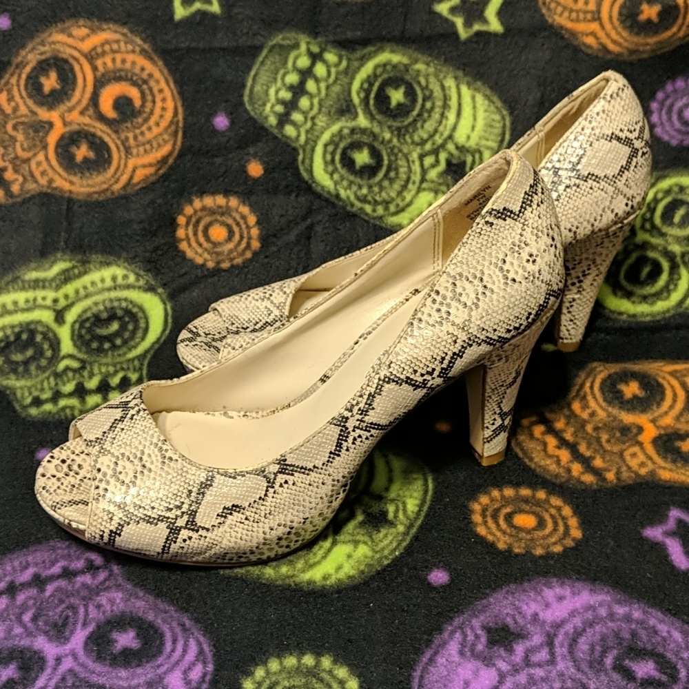 Snake print peep toe heels size 7W